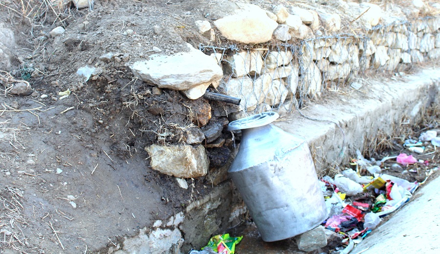 नाग्म-जुम्ला सडक खण्डको किनारमा पानी भर्न राखिएको भाँडो। तस्बिरः सीआईएन 